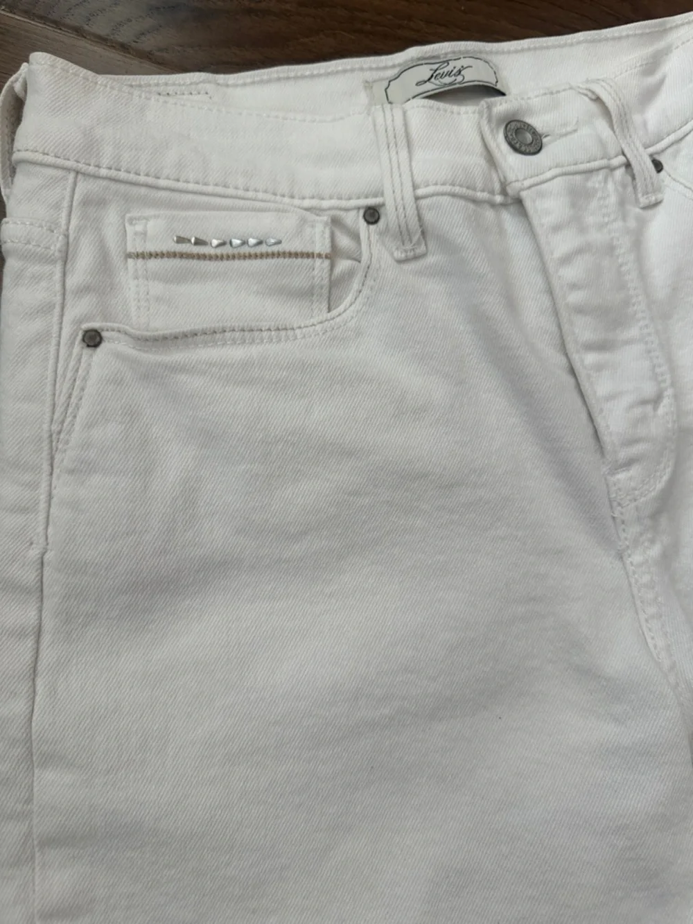 Levi's 512 Perfectly Slimming Women’s Sz 8Cream Denim Bermuda Shorts ✨